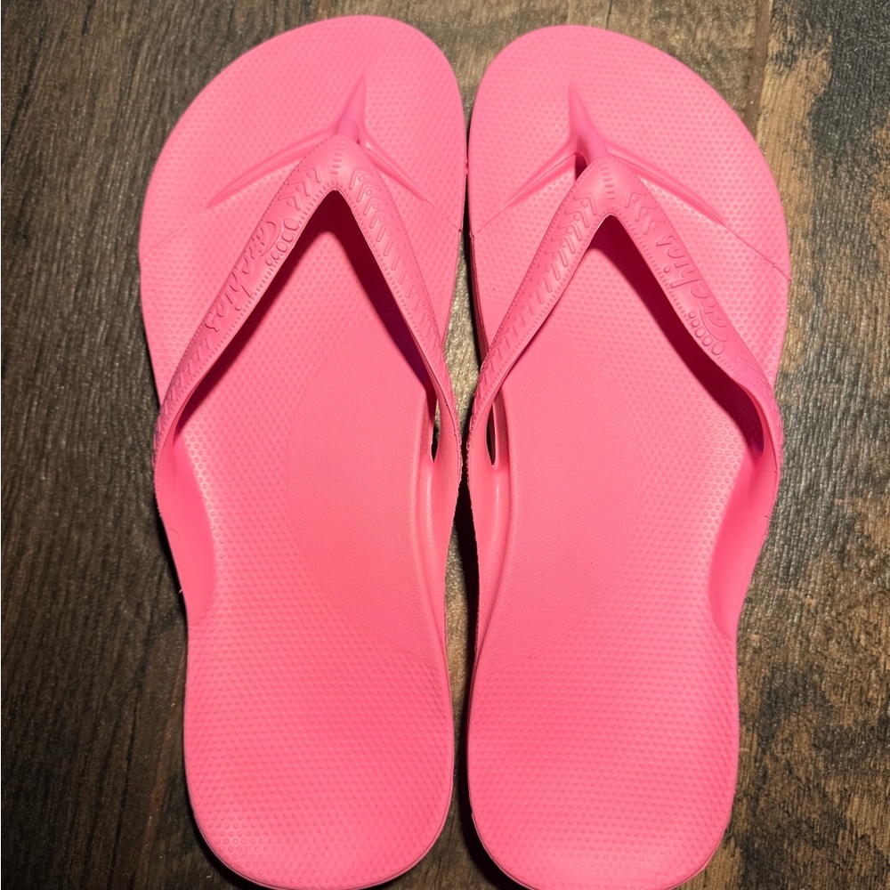 Archie’s arch support flip flops